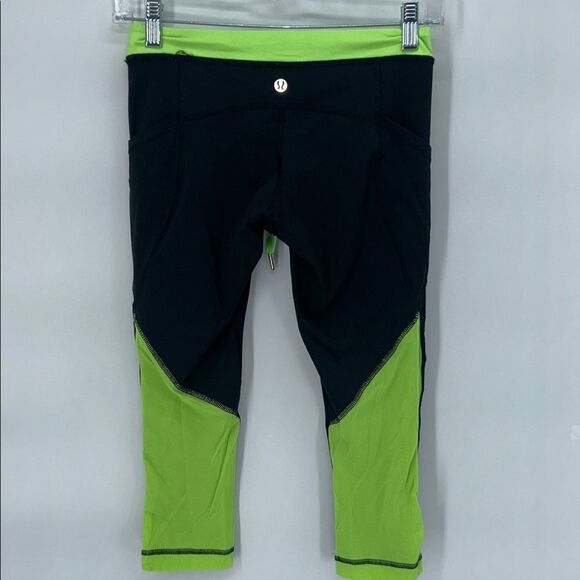 Lululemon Women's Capri Leggings Size 4 Black Black and Green Bottoms - Picture 3 of 12